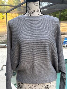 Carmen Marc Valvo Gray Ribbed Scoop Neck Long Batwing Sleeve Sweater Sz S